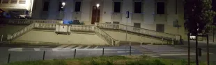 Immagine del Palazzo comunale con le luci azzurre