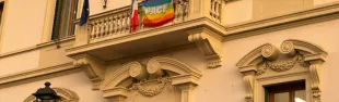 Immagine Palazzo comunale con bandiera Pace