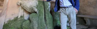 Immagine sindaco Francesco Pignotti presso Fonte di Fata Morgana