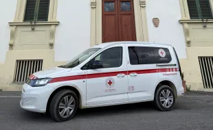 Immagine Festa CRI 2025 - Bandiera su palazzo comunale