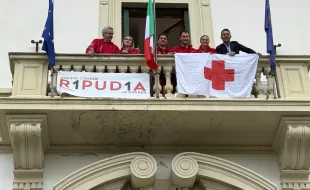 Immagine Festa CRI 2025 - Bandiera su palazzo comunale