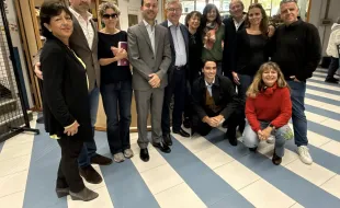 Immagine di gruppo, sindaco e giunta con lo staff della Biblioteca e Alessandro Barbero