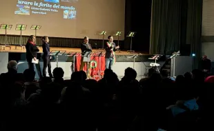 Immagine della consegna Costituzioni Gobetti-Volta con Anpi 2025