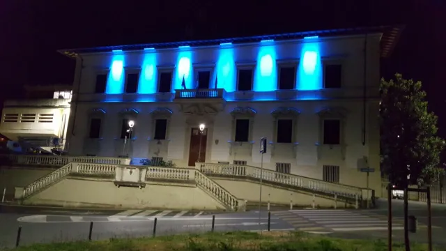 Immagine del Palazzo comunale con le luci azzurre