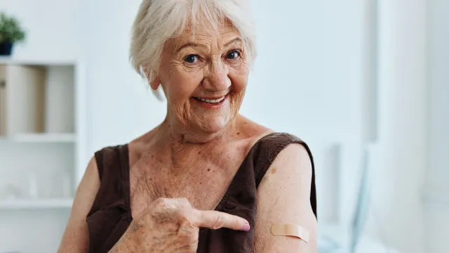 Immagine generica di anziana vaccinata