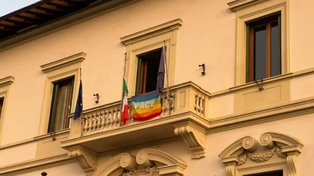 Immagine Palazzo comunale con bandiera Pace