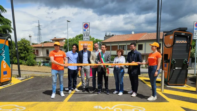 Immagine inaugurazione colonnina ultrafast Ewiva 2025