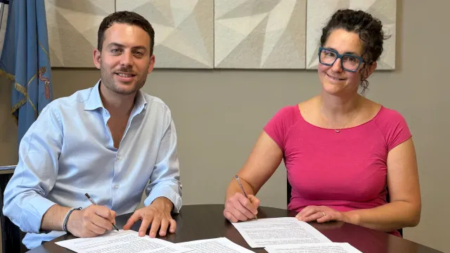 Immagine della firma dell'accordo Comune - Confesercenti 