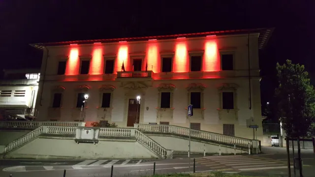 Immagine di archivio - Palazzo comunale con illuminazione rossa