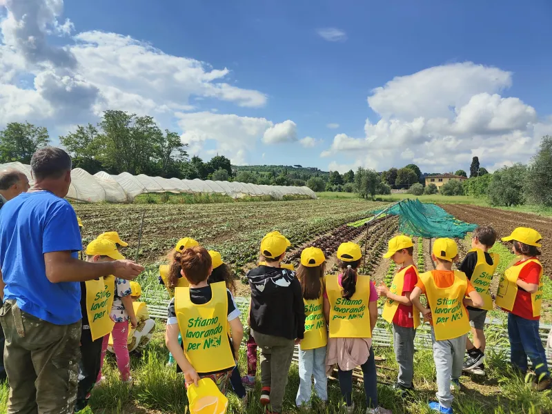 Foto di bambini scuola Rimaggio visita Olivart