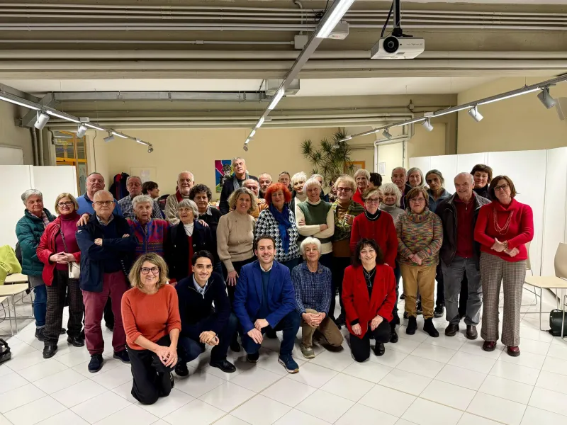 Immagine festa con volontari Biblioteca 2025